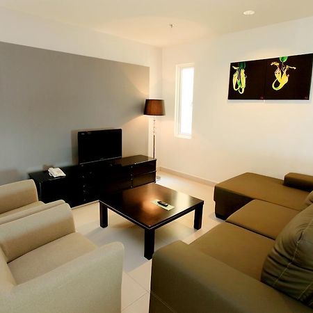 Merdeka Suites Hotel Мірі Екстер'єр фото