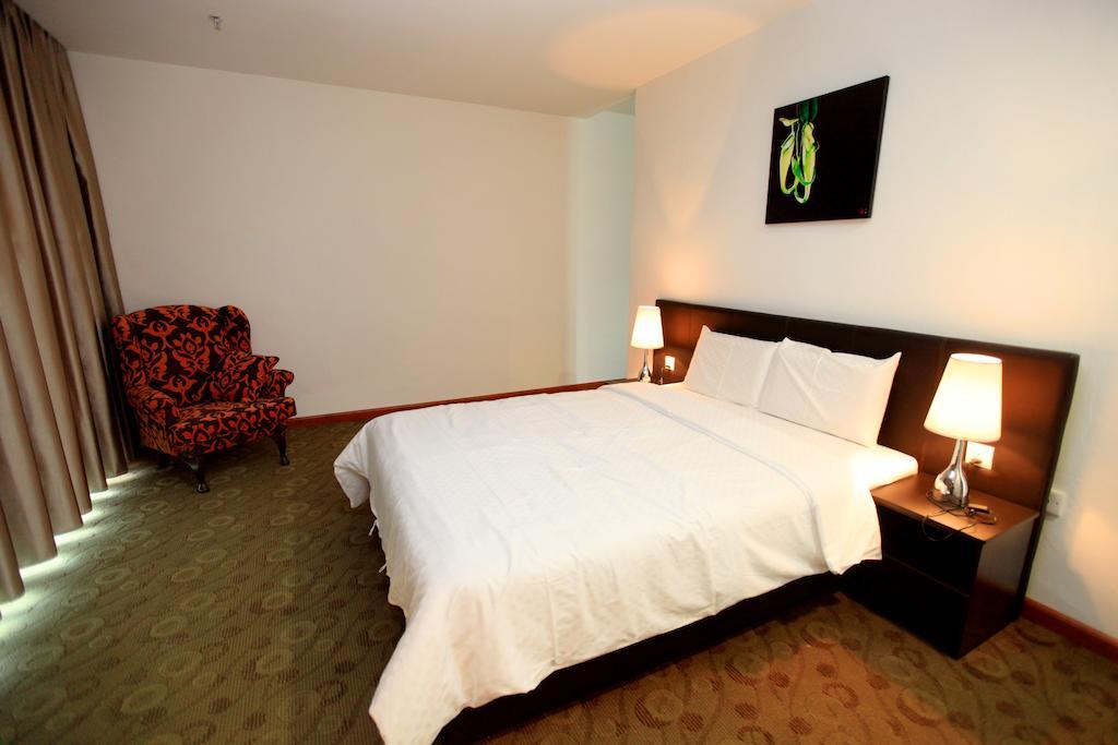 Merdeka Suites Hotel Мірі Екстер'єр фото